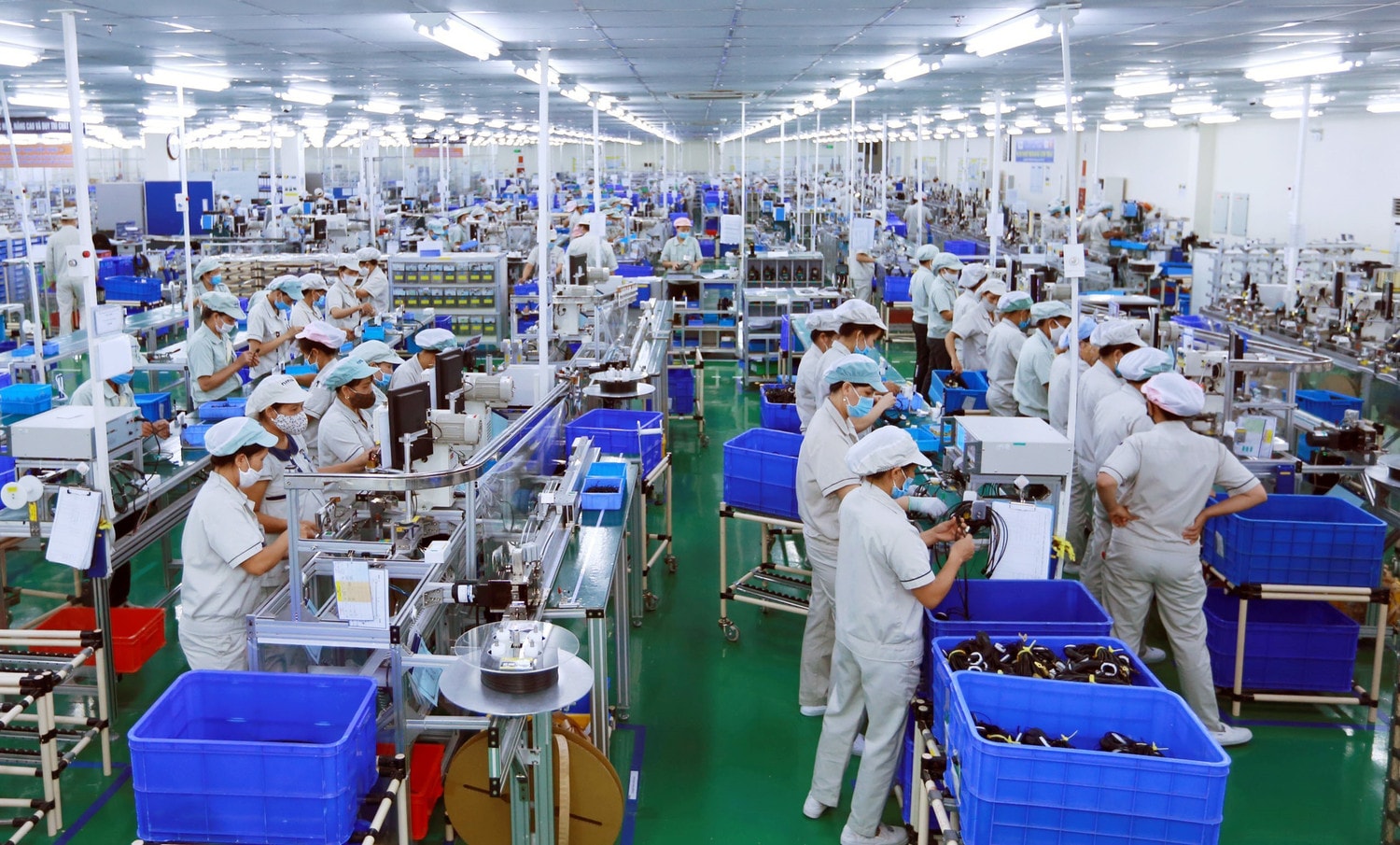 Cần quyết tâm cao hơn nữa trong việc thực hiện các biện pháp nhằm kiểm soát và đẩy lùi đại dịch COVID-19, nhất là tại khu vực động lực, thành phố lớn, các địa phương có nhiều khu công nghiệp. Ảnh: TTXVN