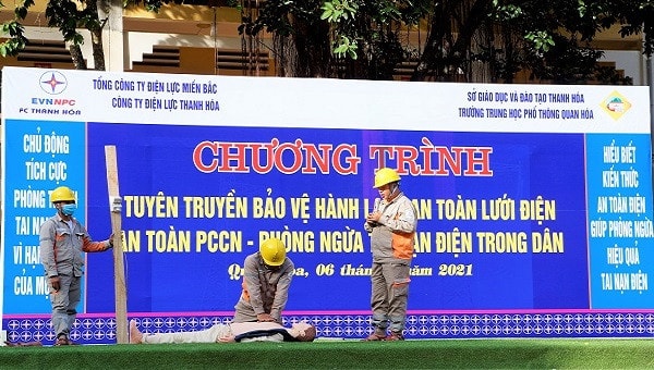 Nhân viên EVNNPC hướng dẫn sơ cứu người bị tai nạn điện giật