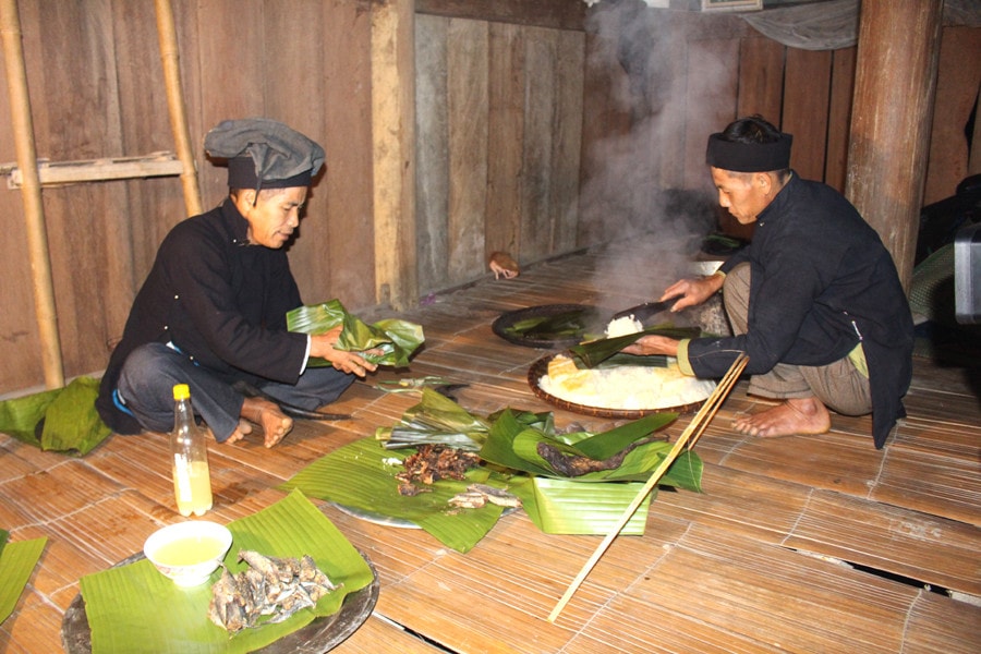 	Thầy cúng cúng lúa mới - Nguồn: http://baohagiang.vn/