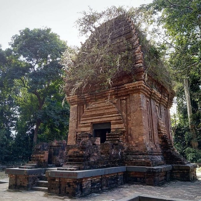 	Tháp chưa được đầu tư hàng rào bảo vệ và các công trình phụ trợ - Ảnh: @vietnam.lt