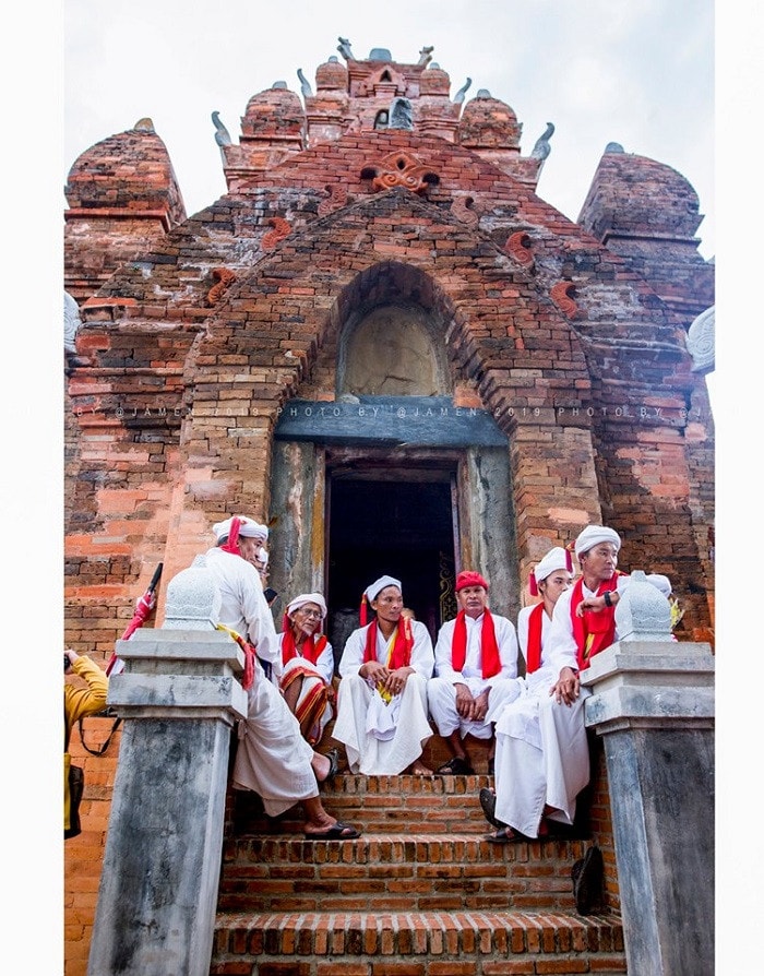 	Tháp Po Rome hiện vẫn là nơi đồng bào Chăm tiến hành các nghi lễ tôn giáo quan trọng - Nguồn: saigonhonngoc.com