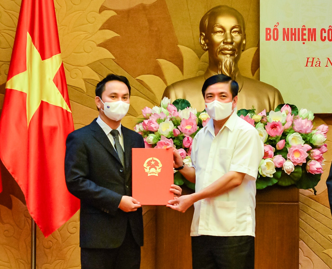 Tổng Thư ký Quốc hội, Chủ nhiệm Văn phòng Quốc hội Bùi Văn Cường trao quyết định bổ nhiệm Phó Giám đốc Trung tâm Bồi dưỡng đại biểu dân cử cho ông Vũ Văn Hoàng Hà