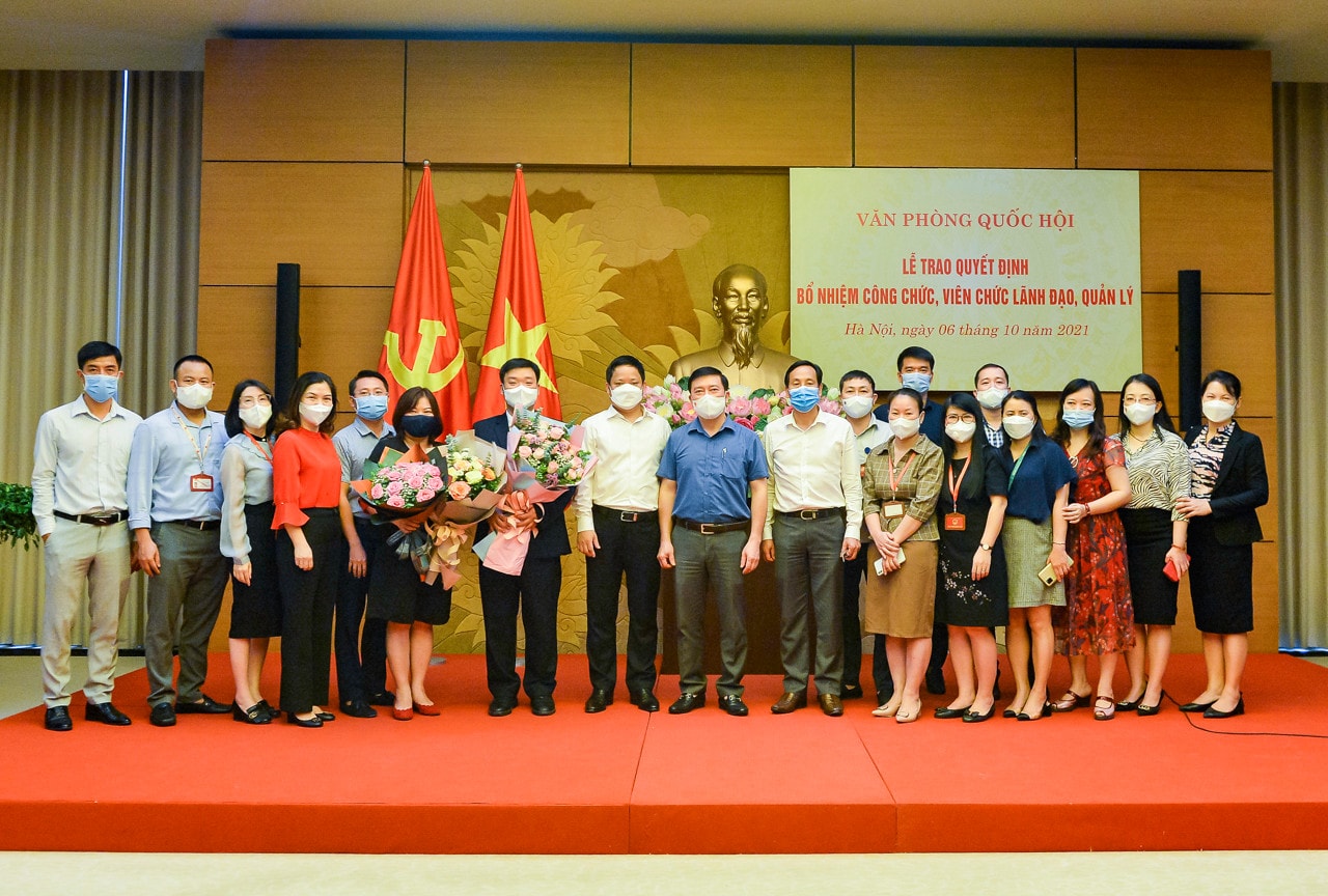 Phó Chủ nhiệm Văn phòng Quốc hội, Tổng Giám đốc Truyền hình Quốc hội Việt Nam Vũ Minh Tuấn chúc mừng tân Phó Tổng giám đốc Truyền hình Quốc hội Việt Nam Lưu Đình Thành