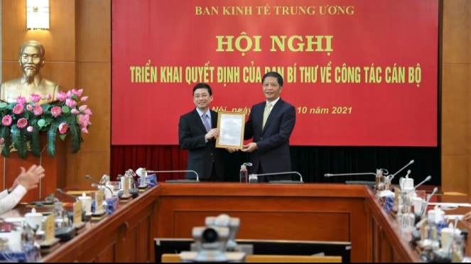 Trưởng Ban kinh tế Trung ương Trần Tuấn Anh trao Quyết định cho ông Nguyễn Duy Hưng
