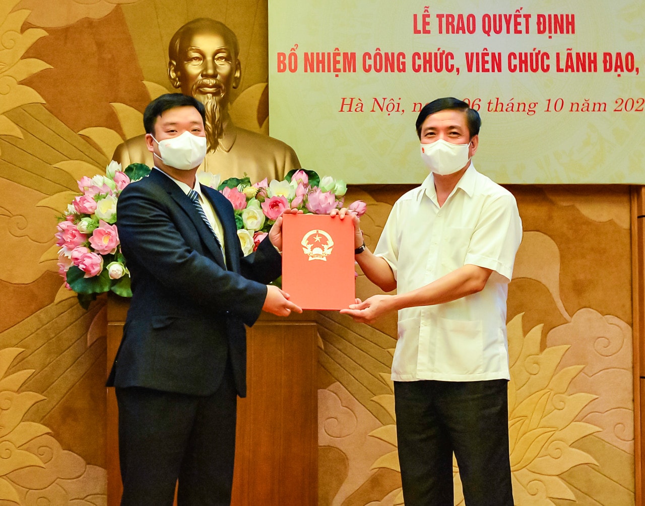 Tổng Thư ký Quốc hội, Chủ nhiệm Văn phòng Quốc hội Bùi Văn Cường trao quyết định bổ nhiệm Phó Tổng Giám đốc Truyền hình Quốc hội cho ông Lưu Đình Thành