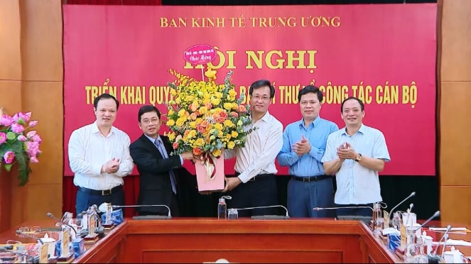 Bí thư Tỉnh ủy Hưng Yên Nguyễn Hữu Nghĩa tặng hoa chúc mừng ông Nguyễn Duy Hưng