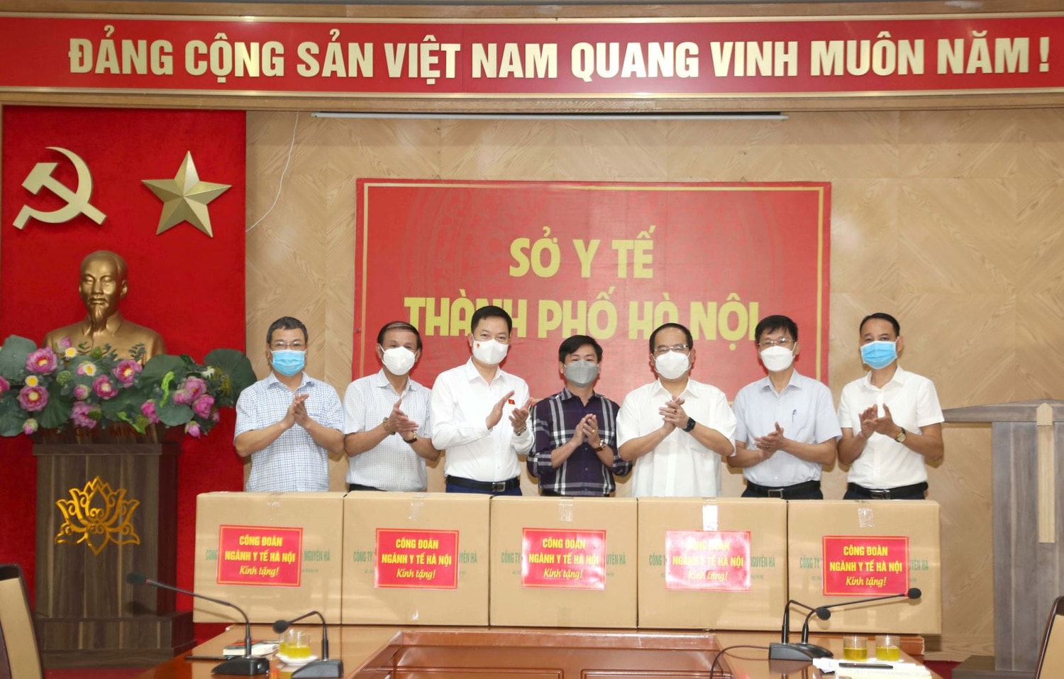 Lễ trao tặng 3000 sản phẩm đông y tại Sở Y tế Hà Nội Lễ trao tặng 3000 sản phẩm đông y tại Sở Y tế Hà Nội