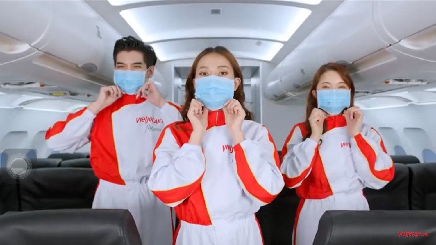Tiếp viên Vietjet luôn tạo sự trẻ trung, thân thiện và phòng chống dịch an toàn trên các chuyến bay
