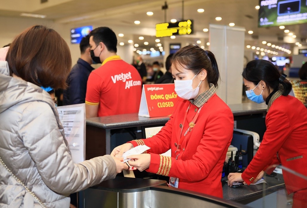 Hành khách làm thủ tục bay được nhân viên Vietjet hướng dẫn tận tình, chu đáo