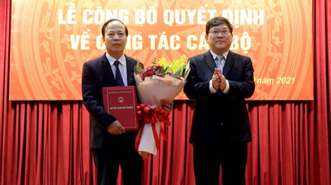 PGS.TS Nguyễn Duy Bắc, Phó Bí thư Đảng ủy, Phó Giám đốc Học viện Chính trị quốc gia Hồ Chí Minh trao quyết định và tặng hoa chúc mừng PGS.TS Mai Đức Ngọc, Bí thư Đảng ủy Học viện Báo chí và Tuyên truyền giữ chức vụ Chủ tịch Hội đồng trường nhiệm kỳ 2018-2023.
