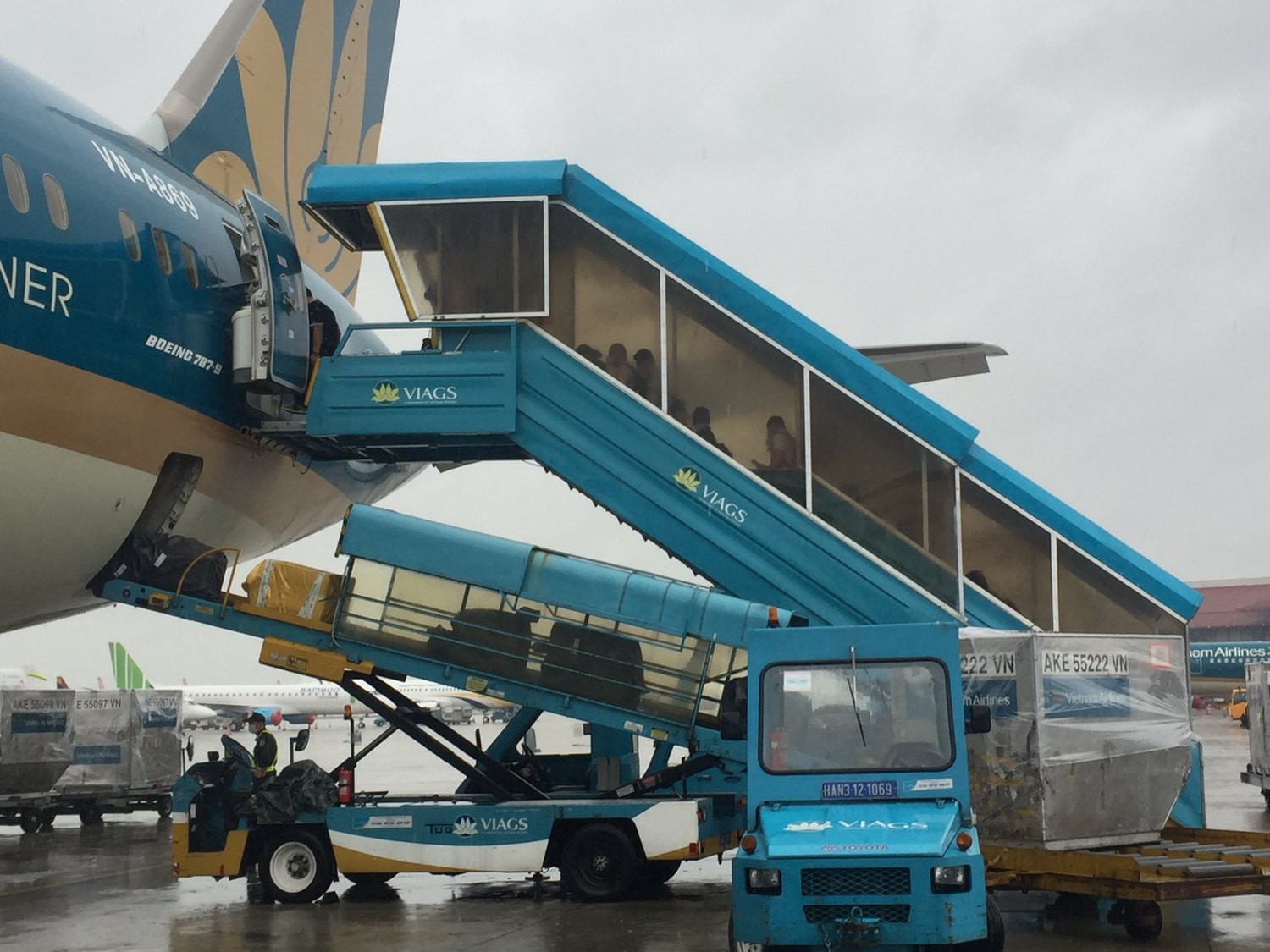 Hành khách lên máy bay chuyến VN213 từ Hà Nội đi Tp Hồ Chí Minh