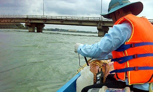 Cán bộ môi trường lấy mẫu nước trên sông Đồng Nai thực hiện quan trắc Nguồn: ITN