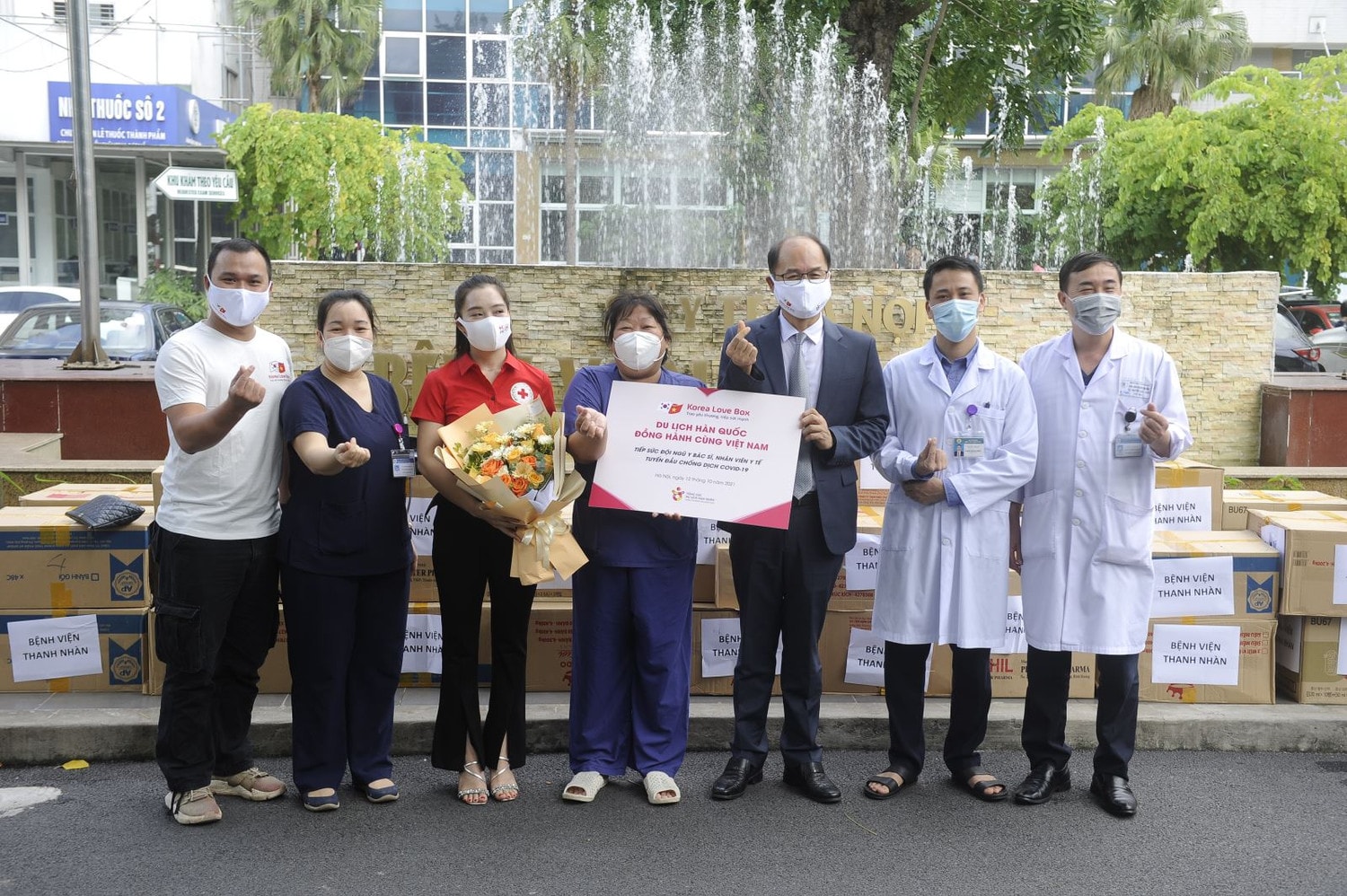 Trưởng Đại diện Tổng cục Du lịch Hàn Quốc Park Jong Sun trao quà tặng tiếp sức cho đội ngũ y, bác sĩ tại Bệnh viện Thanh Nhàn, Hà Nội Trưởng Đại diện Tổng cục Du lịch Hàn Quốc Park Jong Sun trao quà tặng tiếp sức cho đội ngũ y, bác sĩ tại Bệnh viện Thanh Nhàn, Hà Nội
