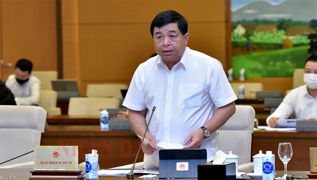 Bộ trưởng Bộ Kế hoạch và Đầu tư Nguyễn Chí Dũng trình bày Tờ trình dự án Luật