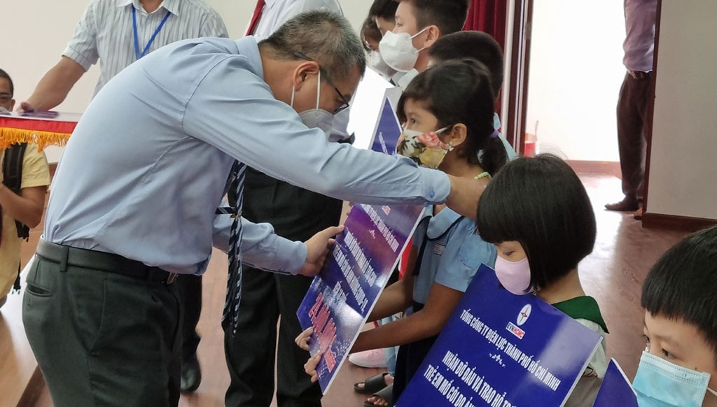 Tổng giám đốc EVNHCMC Nguyễn Văn Thanh trao biểu trưng bảo trợ và thăm hỏi các bé bị ảnh hưởng nặng nề bởi dịch Covid-19