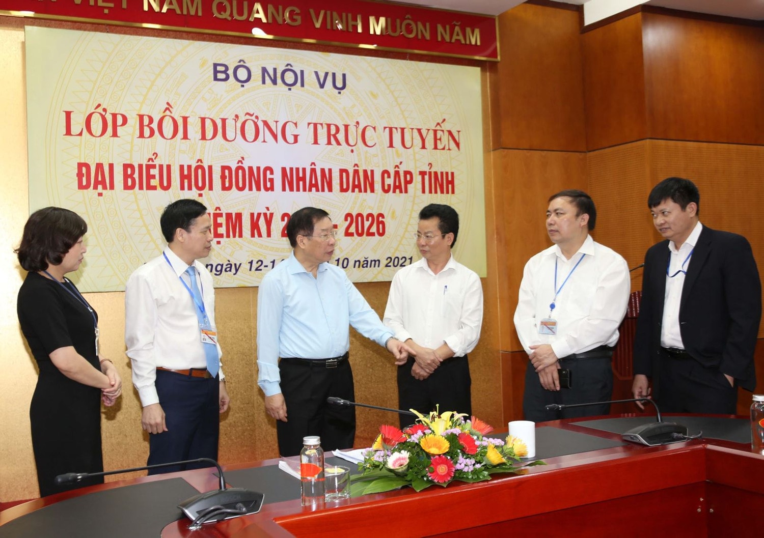 GS.TS Lê Minh Thông trao đổi với các đại biểu tại điểm cầu Bộ Nội vụ Ảnh: Đức Kiên