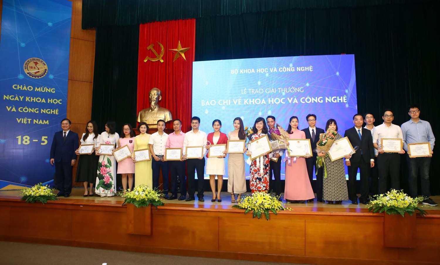 Phó Thủ tướng Vũ Đức Đam và Bộ trưởng Chu Ngọc Anh chúc mừng cho các tác giả/nhóm tác giả đạt Giải Nhất năm 2018