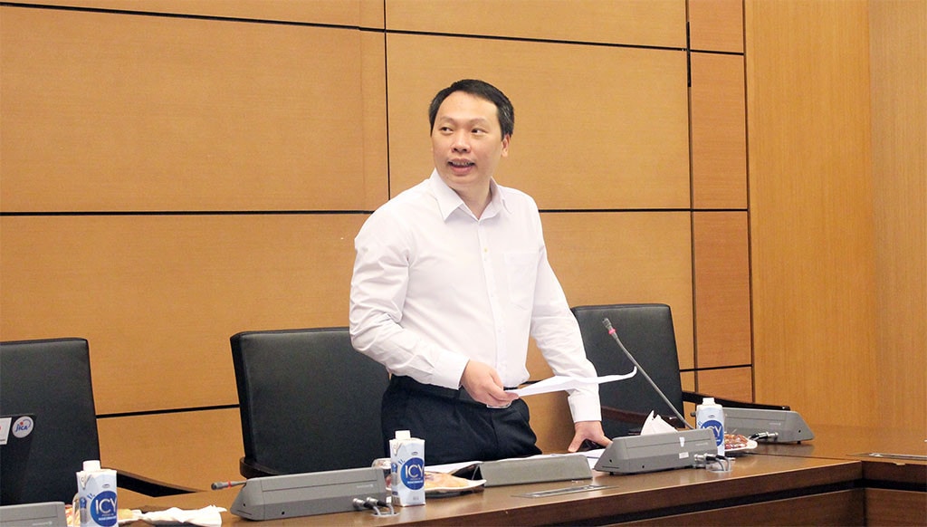 Thứ trưởng Bộ Thông tin và Truyền thông Nguyễn Huy Dũng trình bày báo cáo