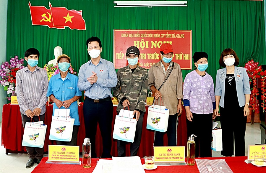 Bí thư Tỉnh ủy Đặng Quốc Khánh và Phó Trưởng đoàn đại biểu Quốc hội khóa XV của tỉnh Lý Thị Lan tặng quà các hộ chính sách