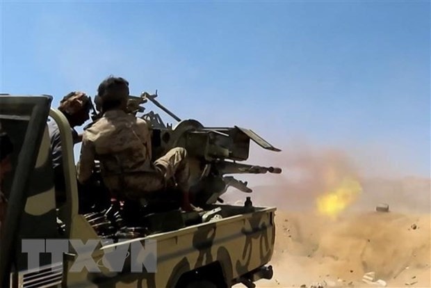 Binh sỹ quân đội chính phủ Yemen giao tranh với phiến quân Houthi tại Marib, Yemen. (Ảnh: AFP/TTXVN)