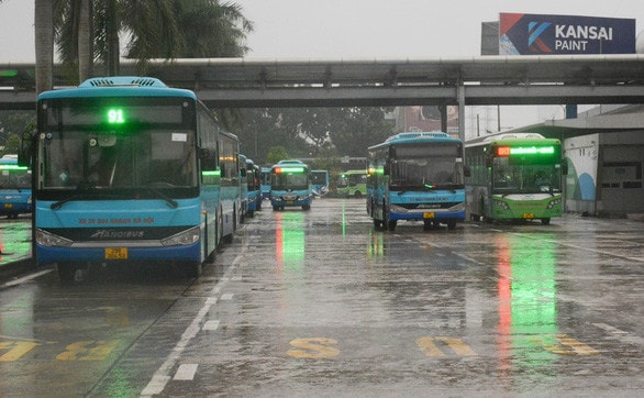 Xe buýt hoạt động trở lại trong sáng 14.10 tại bến xe Yên Nghĩa, Hà Đông, Hà Nội
