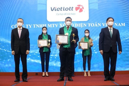 	Vietlott được vinh danh trong Top 10 ngành dịch vụ số - bán lẻ Thương hiệu mạnh Việt Nam 2021 Ảnh: T.Phong