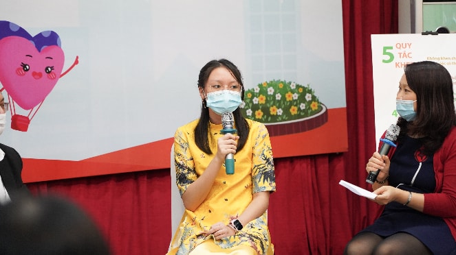 Em Nguyễn Vũ Mai Anh - thí sinh đạt giải Nhì cuộc thi “Gia đình trong mắt em” chia sẻ: cha mẹ cần trò chuyện và chia sẻ để hiểu con hơn