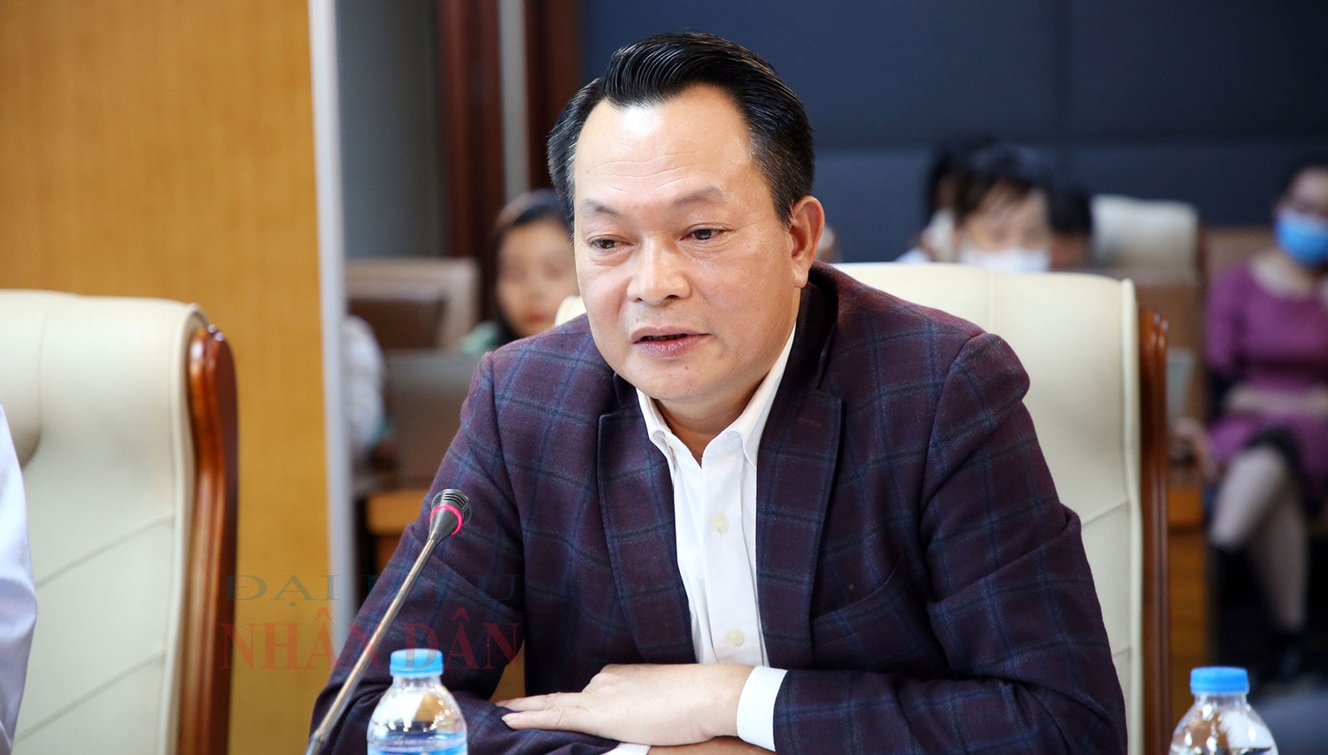 Phó Cục trưởng Cục Quản lý tài nguyên nước, Bộ Tài nguyên và Môi trường Nguyễn Minh Khuyến chia sẻ tại tọa đàm Ảnh: Duy Thông