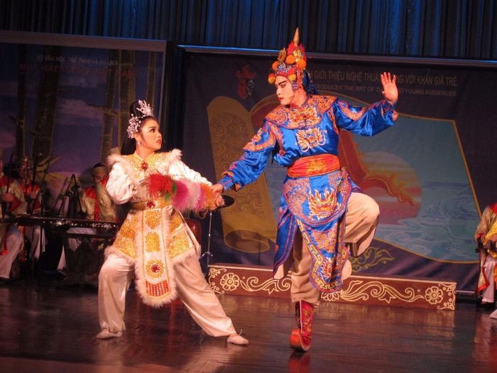 Chương trình giúp giới trẻ tiếp cận đặc trưng, nét đẹp nghệ thuật Tuồng Ảnh: TTXVN