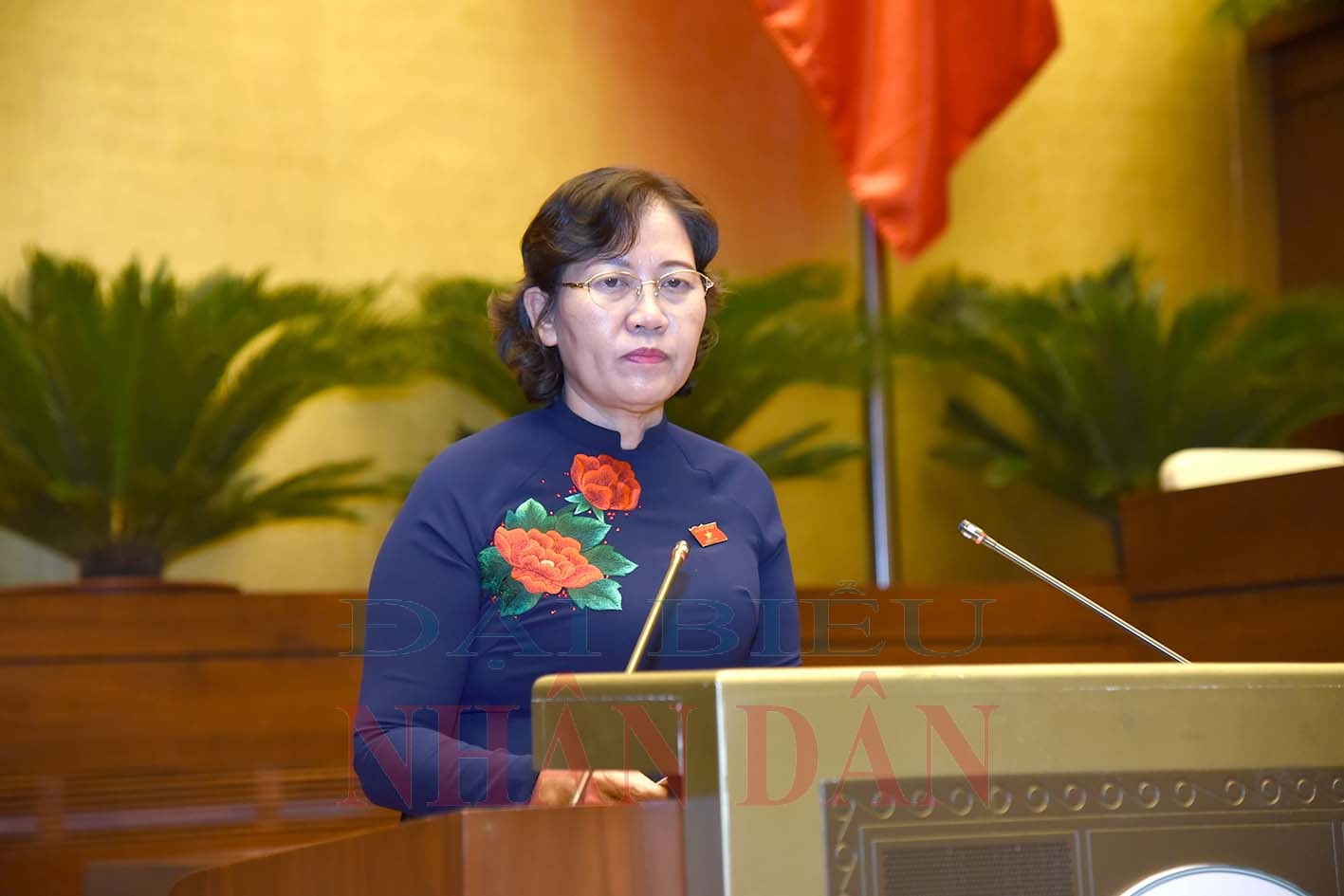 Chủ nhiệm Ủy ban Tư pháp Lê Thị Nga trình bày Báo cáo thẩm tra dự án Luật Ảnh: Quang Khánh