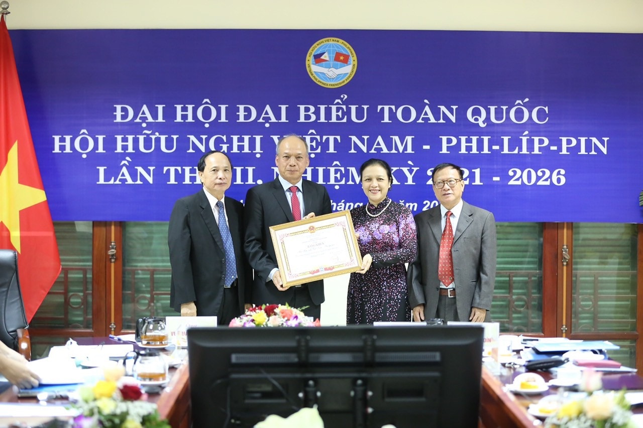 Liên hiệp các tổ chức hữu nghị Việt Nam đã trao tặng Bằng khen cho các tổ chức, cá nhân