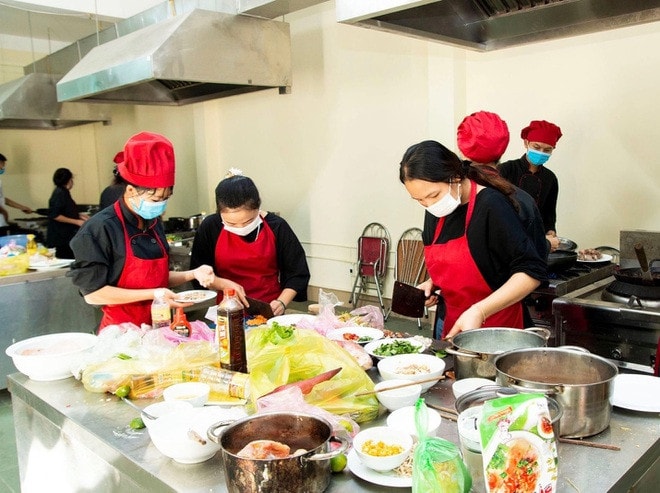 Các trường nghề tranh thủ tổ chức tốt nghiệp cho sinh viên ngay khi có thể. Ảnh Lệ Thu