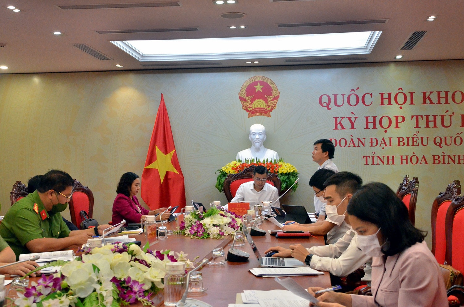 Phó trưởng Đoàn ĐBQH tỉnh Hòa Bình Hoàng Đức Chính phát biểu tại phiên thảo luận Ảnh: T.Tâm Phó trưởng Đoàn ĐBQH tỉnh Hòa Bình Hoàng Đức Chính phát biểu tại phiên thảo luận