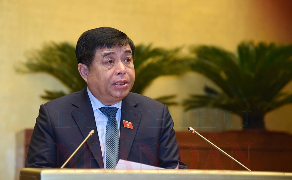 Bộ trưởng Bộ Kế hoạch và Đầu tư Nguyễn Chí Dũng trình bày Tờ trình Ảnh: Quang Khánh