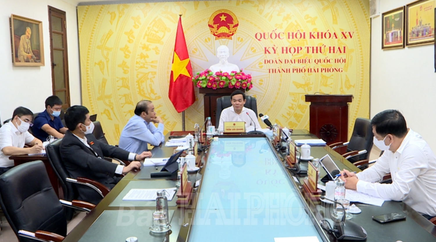 Tại điểm cầu Hải Phòng, Ủy viên Trung ương Đảng, Bí thư Thành ủy, Trưởng Đoàn ĐBQH thành phố Trần Lưu Quang chủ trì thảo luận