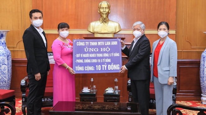 Bí thư Trung ương Đảng, Chủ tịch UBTƯ MTTQ Việt Nam Đỗ Văn Chiến - Trưởng Tiểu ban Vận động và huy động xã hội tiếp nhận ủng hộ từ Công ty TNHH MTV Lan Anh . Ảnh Quang Vinh