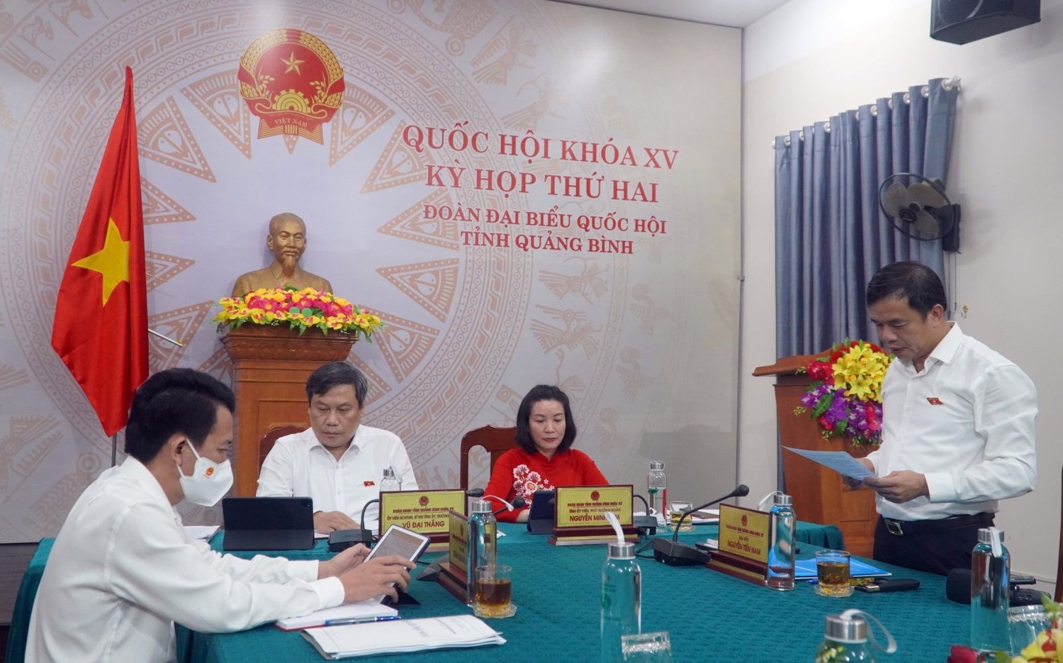 Các đại biểu thảo luận ngày 22.10