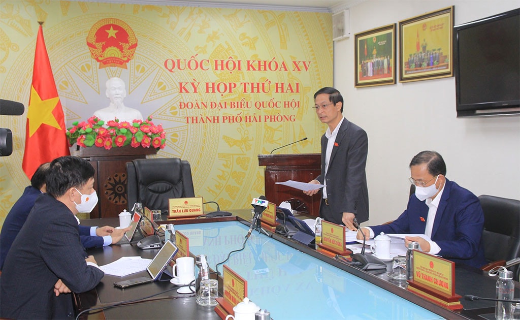 Đại biểu Đỗ Mạnh Hiến, Phó Bí thư Thường trực Thành ủy Hải Phòng phát biểu thảo luận tại Tổ Ảnh: T. Nguyên