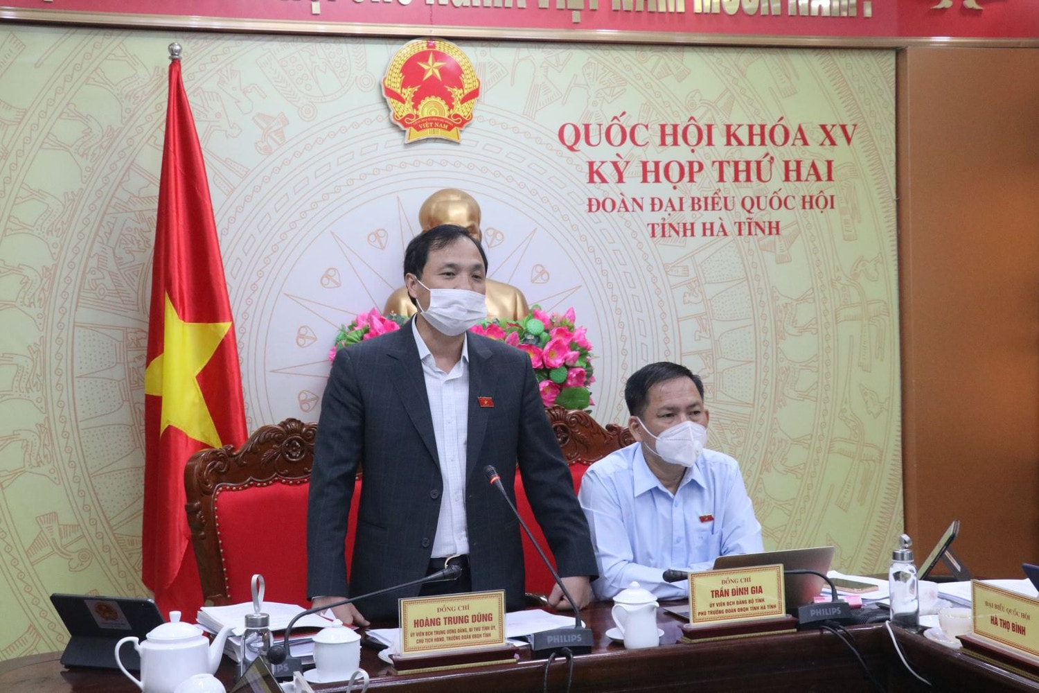 Trưởng Đoàn ĐBQH tỉnh Hoàng Trung Dũng trao đổi tại phiên thảo luận Trưởng đoàn ĐBQH tỉnh Hoàng Trung Dũng trao đổi tại phiên thảo luận