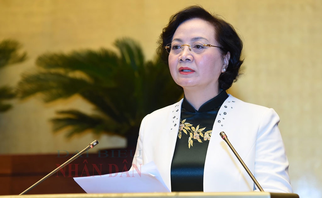 Bộ trưởng Bộ Nội vụ Phạm Thị Thanh Trà trình bày tờ trình về dự án Luật Thi đua, khen thưởng (sửa đổi) Ảnh: Quang Khánh
