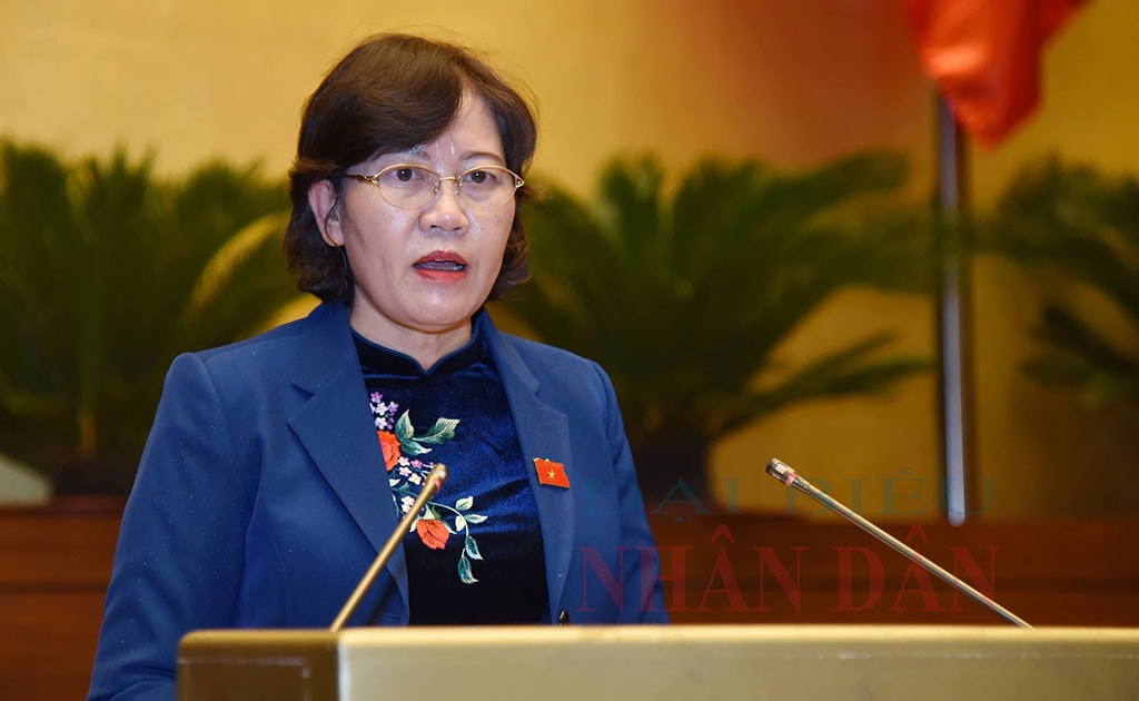 Chủ nhiệm Ủy ban Tư pháp Lê Thị Nga trình bày Báo cáo thẩm tra của Chính phủ về công tác phòng, chống tham nhũng năm 2021 Ảnh: Quang Khánh