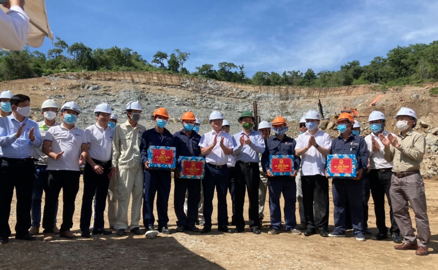 Thứ trưởng Bộ Giao thông Vận tải Lê Anh Tuấn (đội mũ cối) tặng quà động viên các kỹ sư công nhân đang thi công hầm Núi Vung.