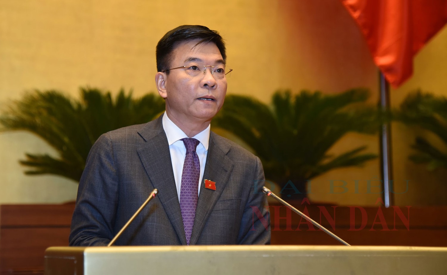 Bộ trưởng Bộ Tư pháp Lê Thành Long trình bày Báo cáo của Chính phủ về công tác phòng, chống tham nhũng năm 2021 Ảnh: Quang Khánh