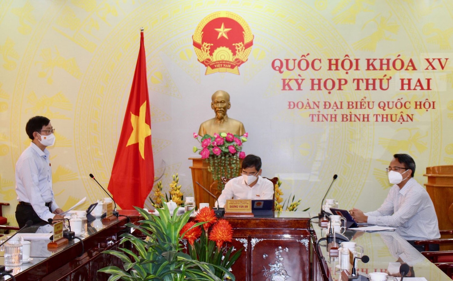 Phó trưởng đoàn ĐBQH tỉnh Bình Thuận Nguyễn Hữu Thông thảo luận về Dự thảo Luật Thi đua, khen thưởng
