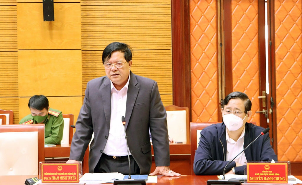 PGS.TS. Phạm Minh Tuyên, Thẩm phán cao cấp, Giám đốc Học viện Tòa án phát biểu tại hội thảo
