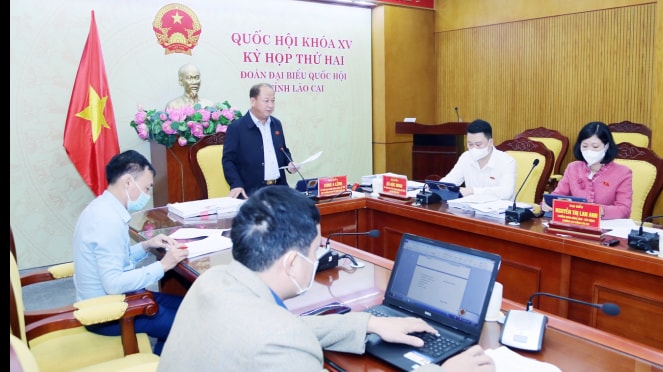 Phó trưởng đoàn ĐBQH tỉnh Lào Cai Sùng A Lềnh tham gia thảo luận tại tổ