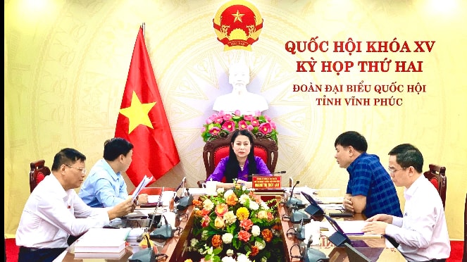 Các ĐBQH tại phiên thảo trực tuyến tại điểm cầu Đoàn ĐBQH tỉnh Vĩnh Phúc chiều 26.10 Ảnh: Trọng Hiếu