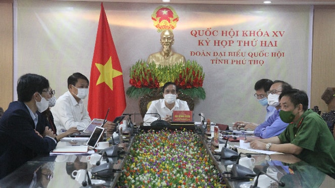 Các ĐBQH tại phiên thảo trực tuyến tại điểm cầu Đoàn ĐBQH tỉnh Phú Thọ chiều 26.10 Ảnh: Huy Thắng