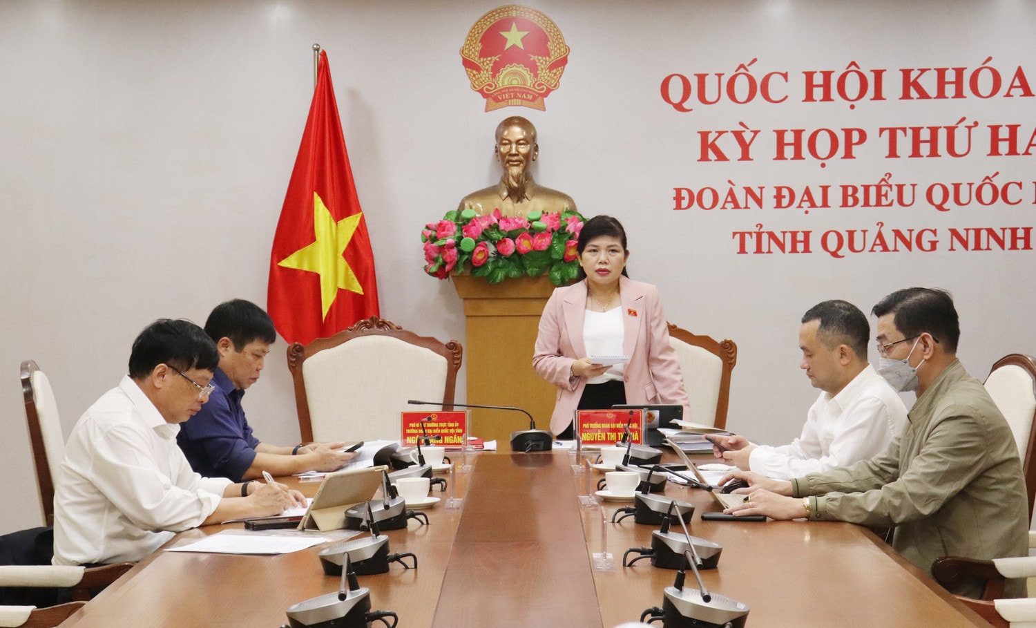 Phó trưởng Đoàn ĐBQH tỉnh Quảng Ninh Nguyễn Thị Thu Hà phát biểu góp ý Dự án Luật sửa đổi, bổ sung một số điều của Luật Thống kê tại điểm cầu tỉnh Quảng Ninh Ảnh: Mạnh Tuân