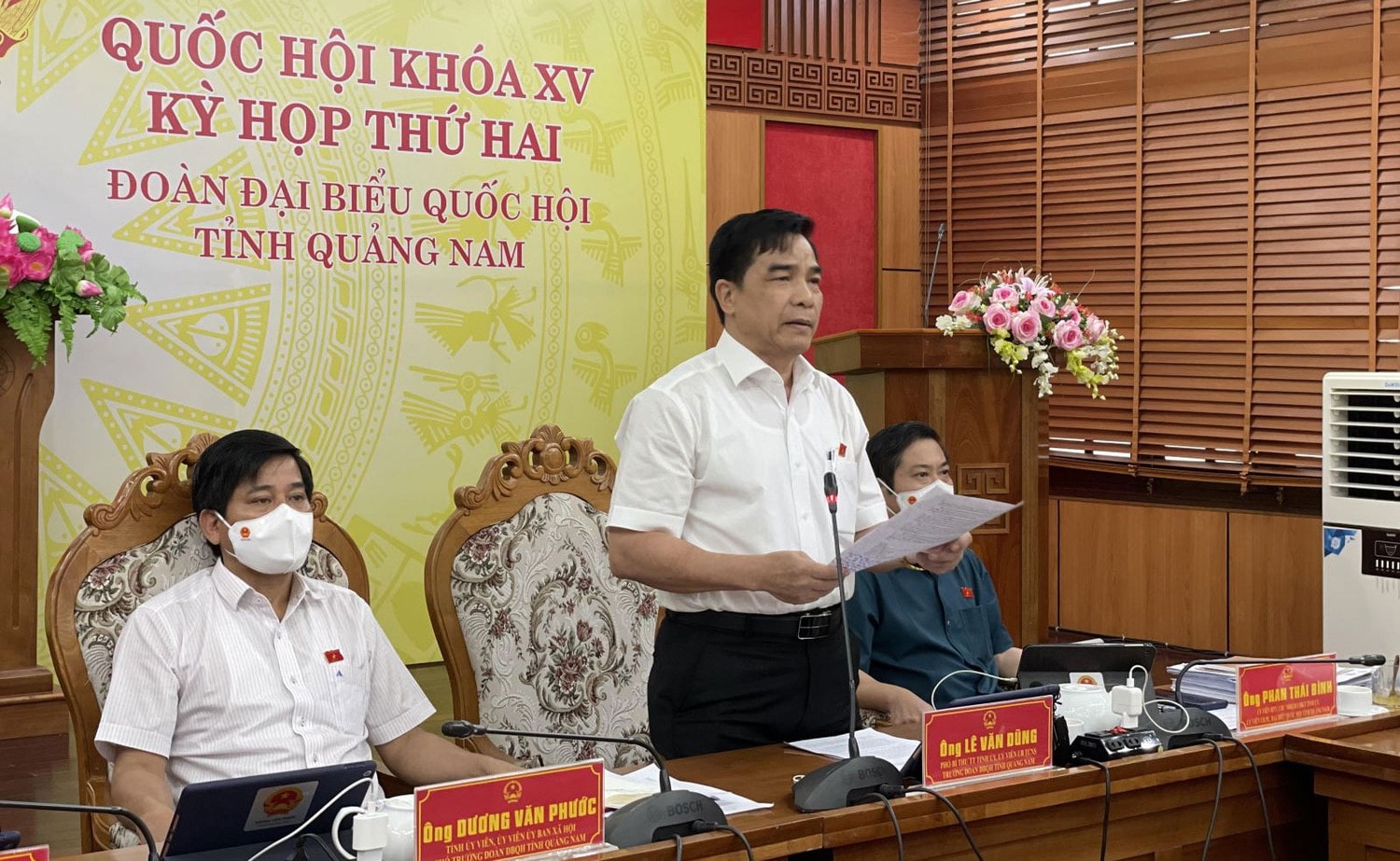 Phó Bí thư Thường trực Tỉnh ủy, Trưởng Đoàn ĐBQH tỉnh Quảng Nam Lê Văn Dũng phát biểu tại điểm cầu Quảng Nam - ảnh M.Tuân.jpg